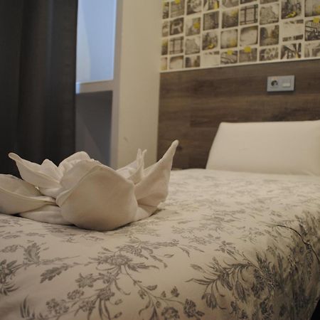 Hostal Abril Madrid Luaran gambar