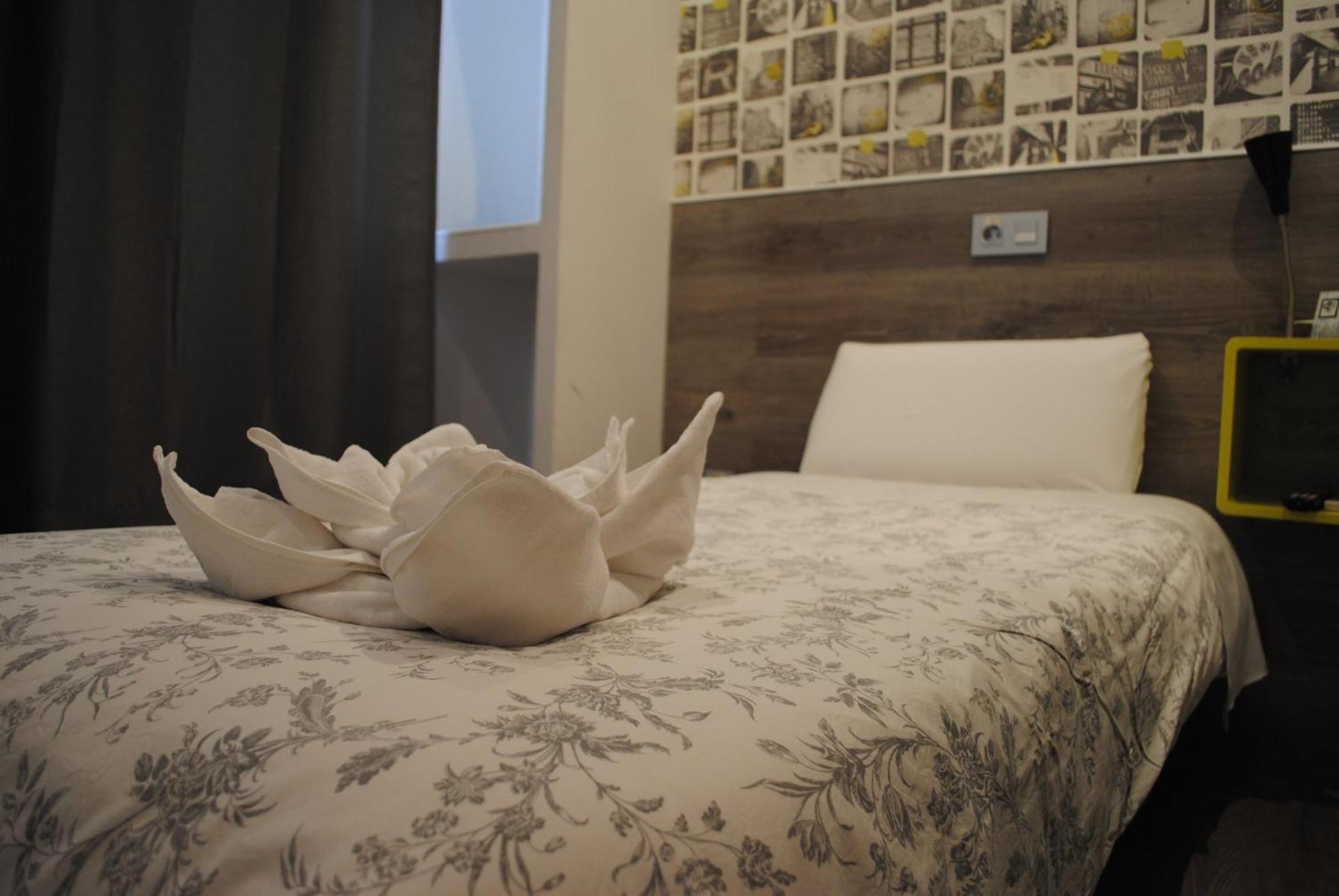 Hostal Abril Madrid Luaran gambar