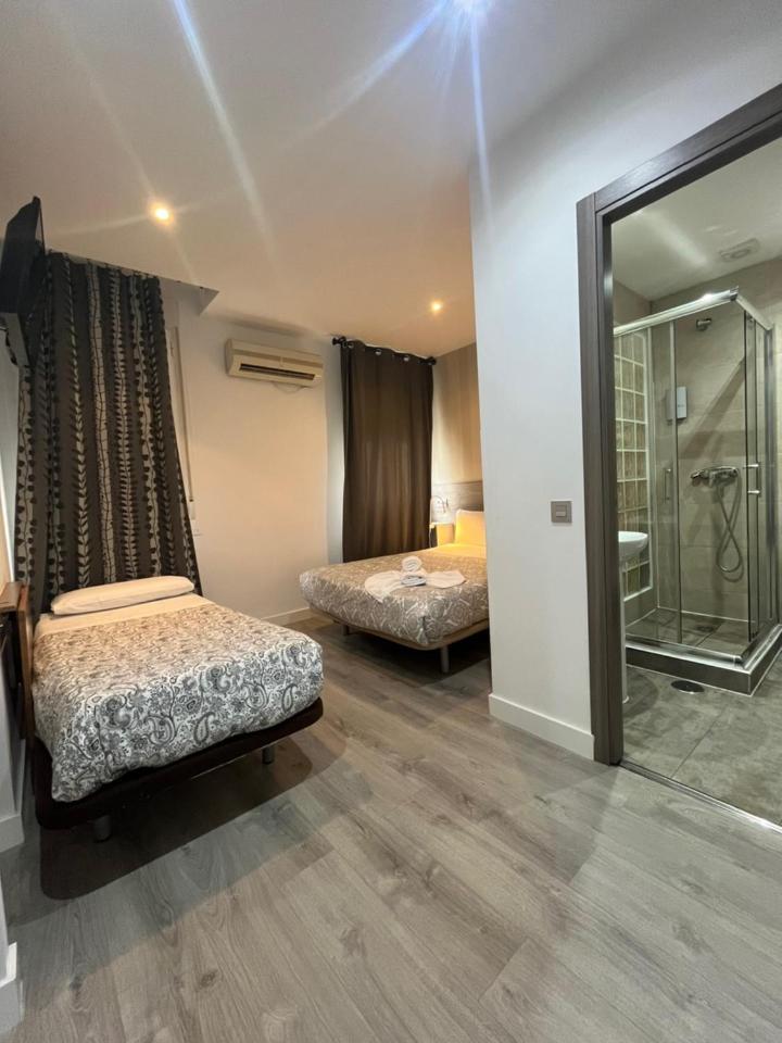 Hostal Abril Madrid Luaran gambar