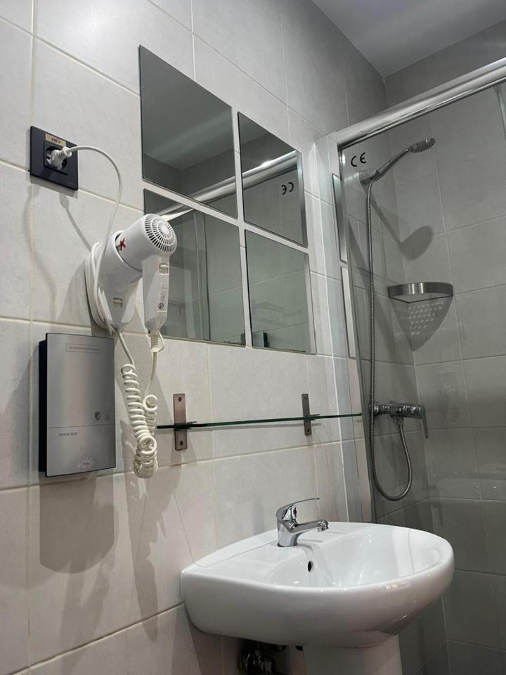Hostal Abril Madrid Luaran gambar