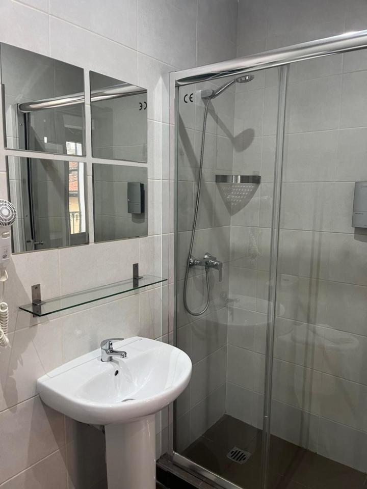 Hostal Abril Madrid Luaran gambar