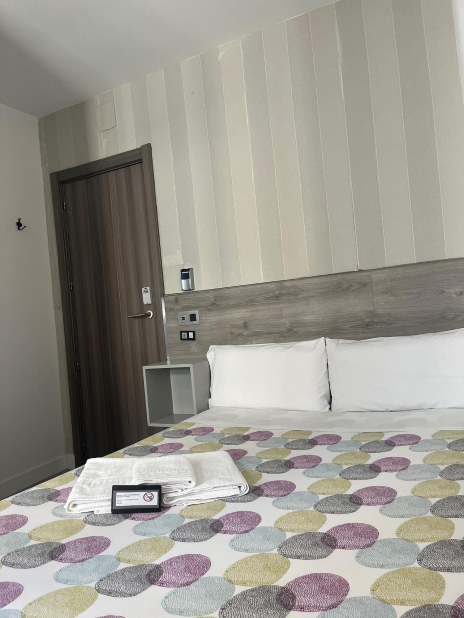 Hostal Abril Madrid Luaran gambar