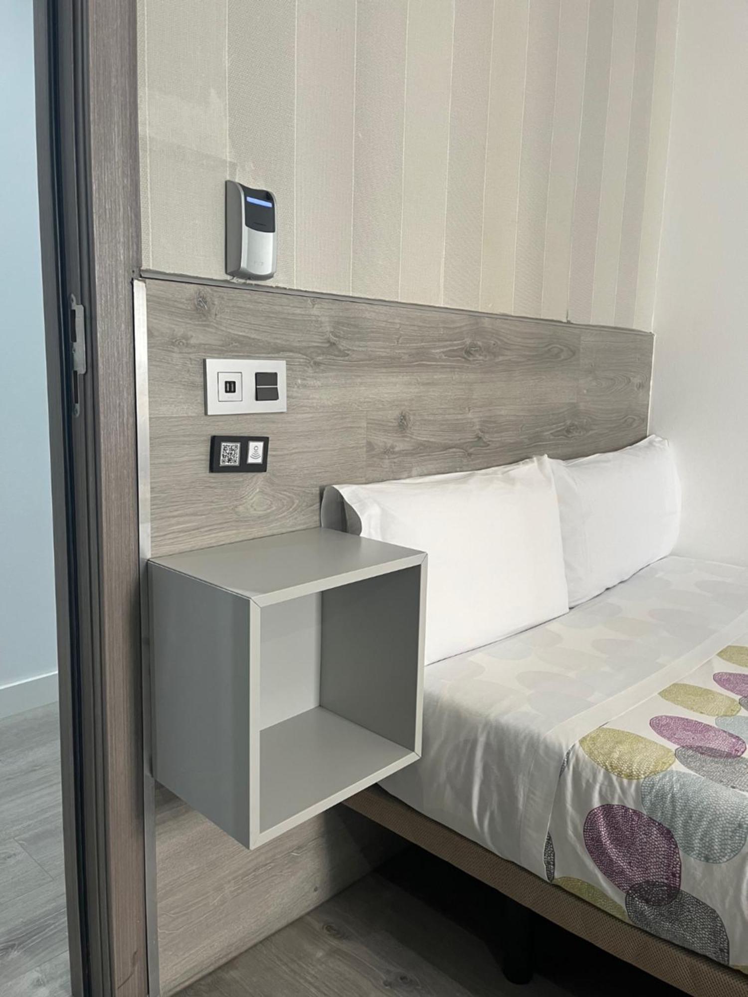 Hostal Abril Madrid Luaran gambar
