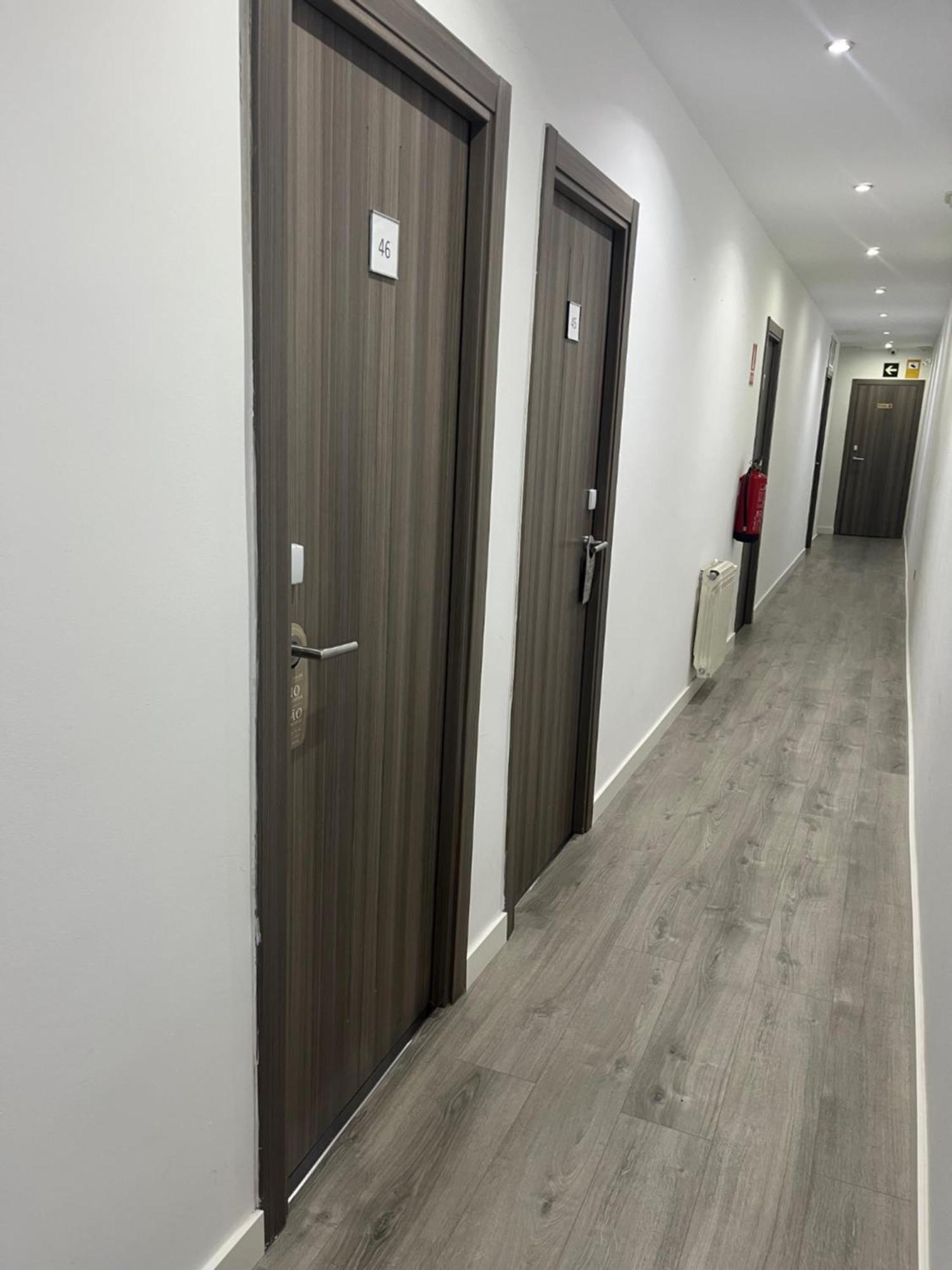 Hostal Abril Madrid Luaran gambar