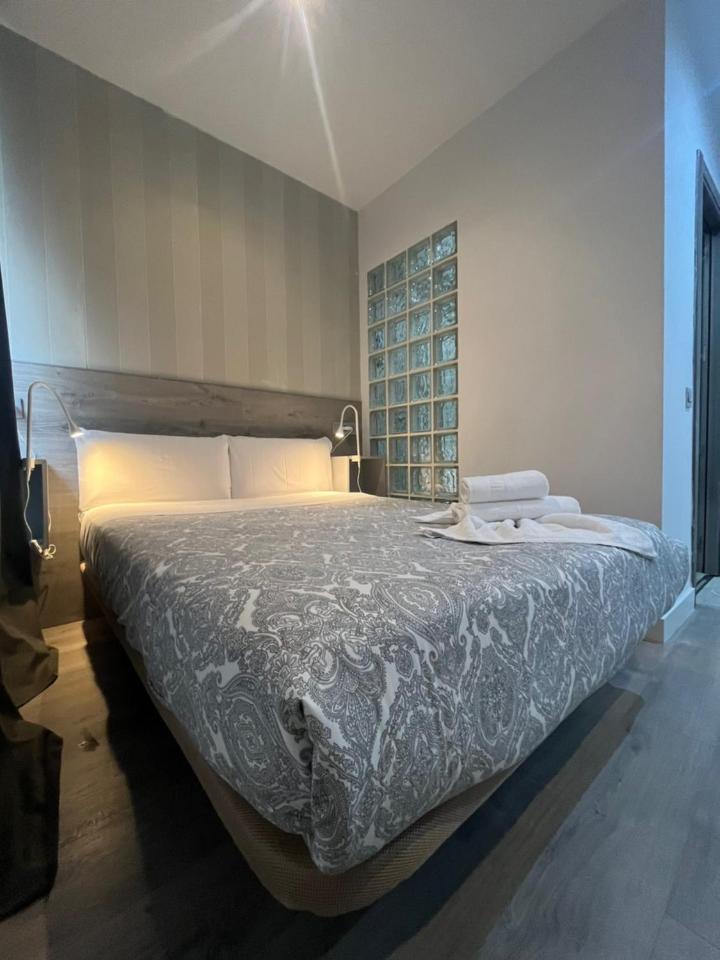 Hostal Abril Madrid Luaran gambar