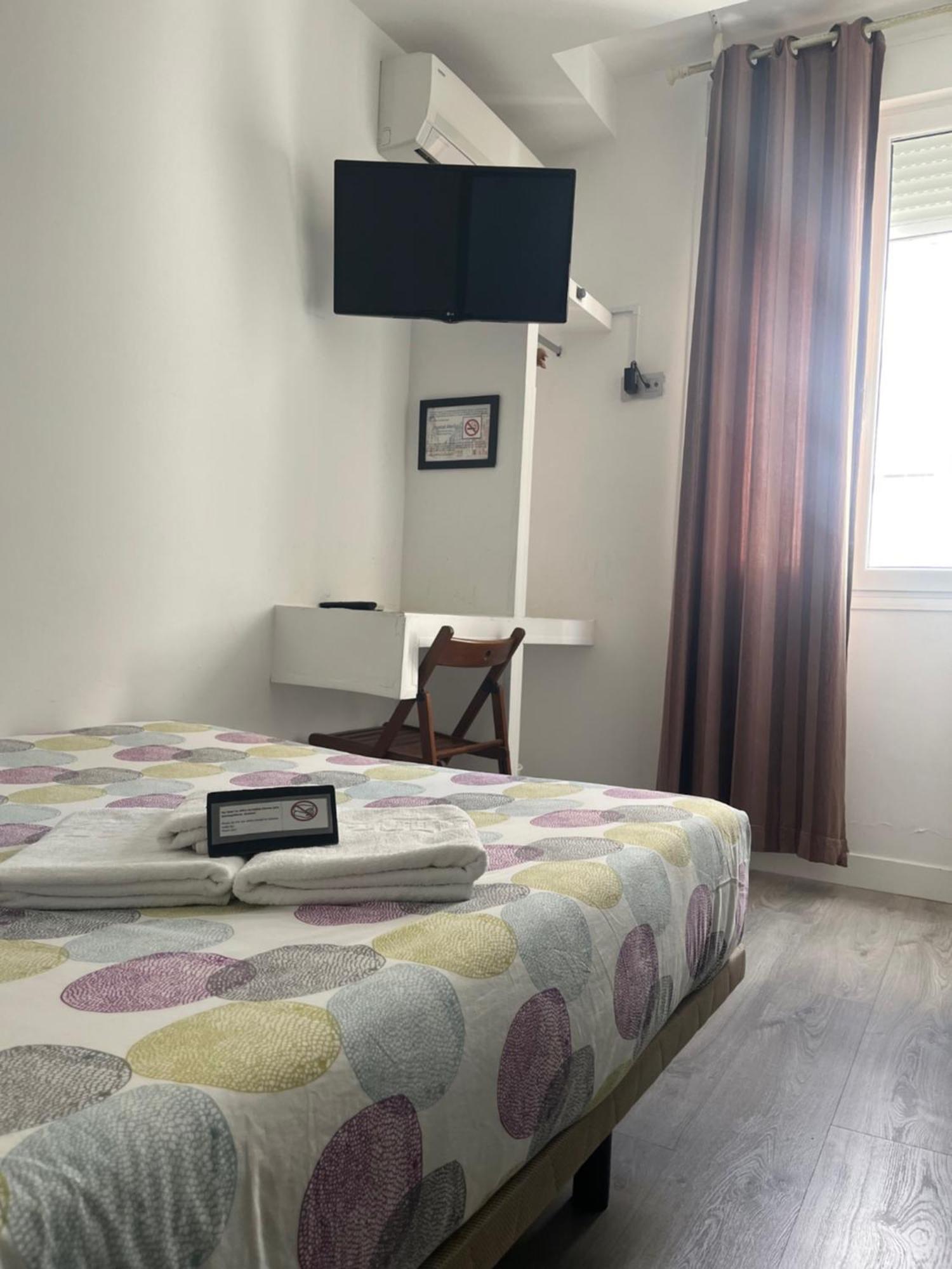 Hostal Abril Madrid Luaran gambar