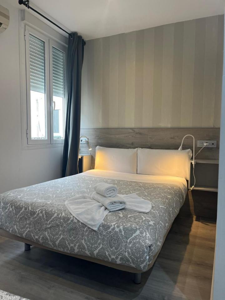 Hostal Abril Madrid Luaran gambar