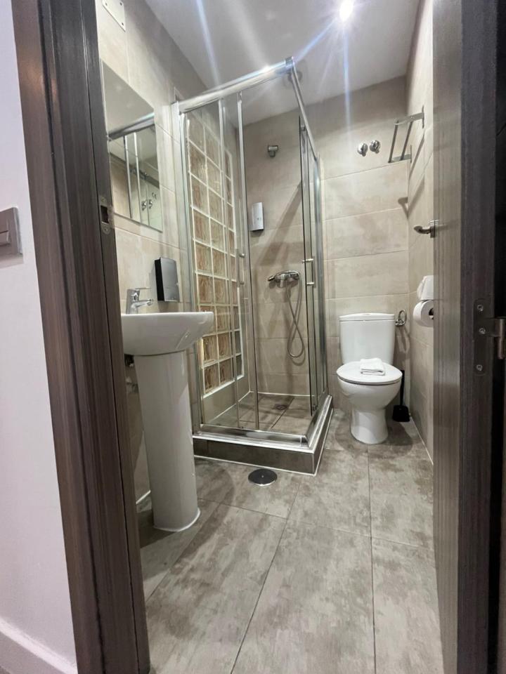 Hostal Abril Madrid Luaran gambar