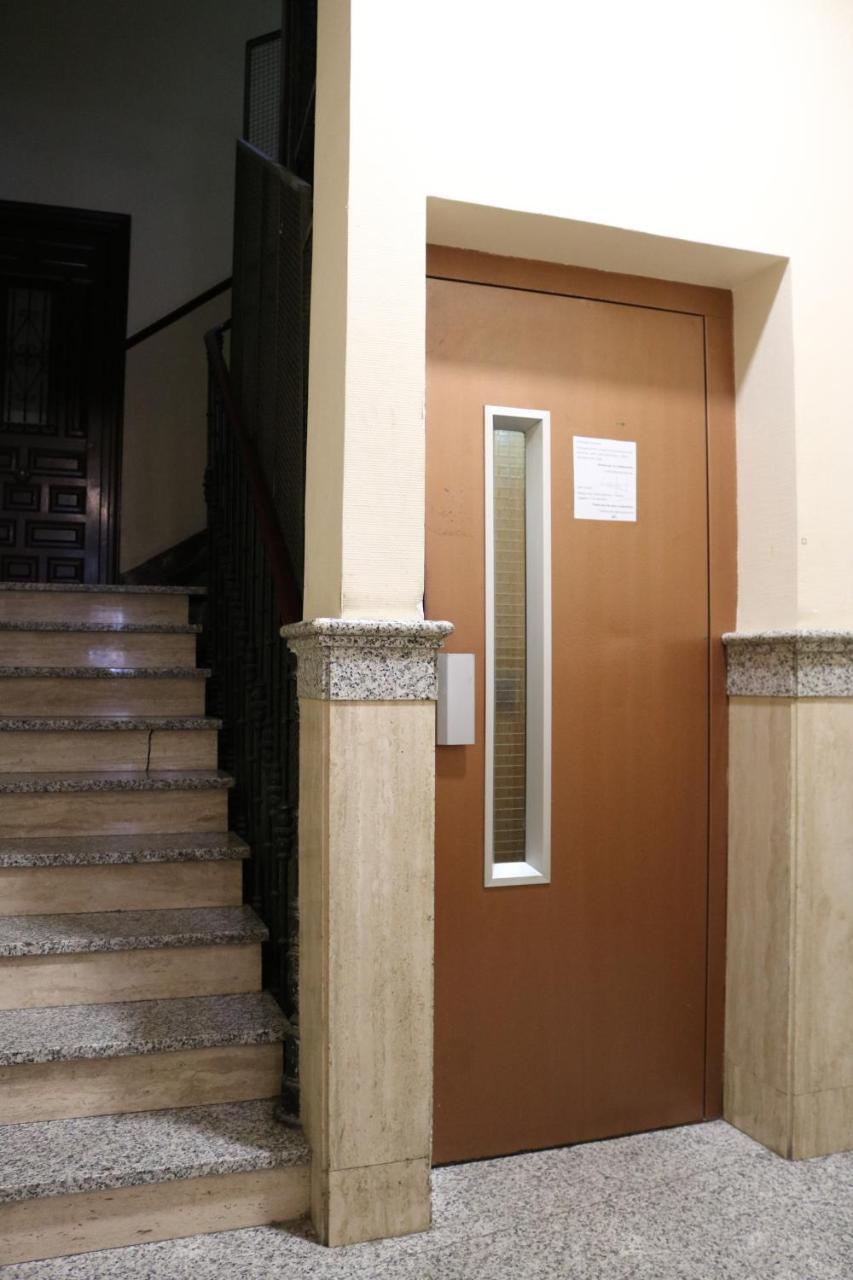 Hostal Abril Madrid Luaran gambar